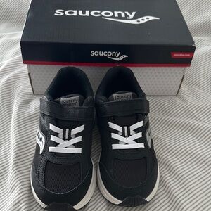 Saucony Kids Black and White Velcro Athletic Sneakers “Cohesion” size 13.5 Wide